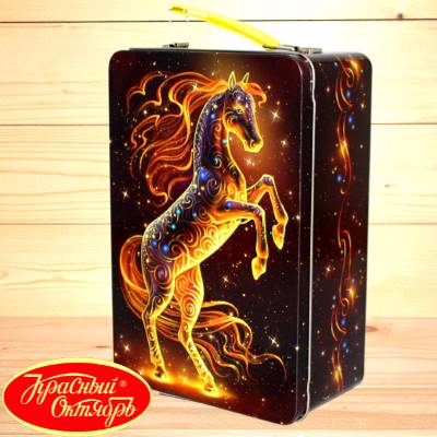 Сладкий новогодний подарок в виде шкатулки от фабрики Красный Октябрь в Кубинке