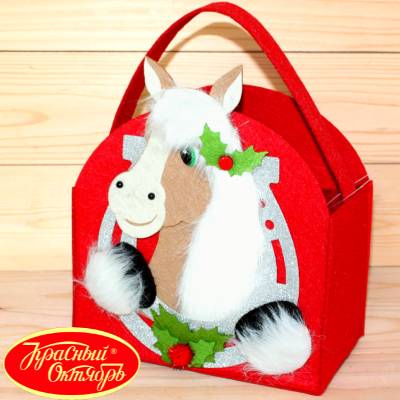 Подарок с конфетами от фабрики Красный Октябрь в Кубинке